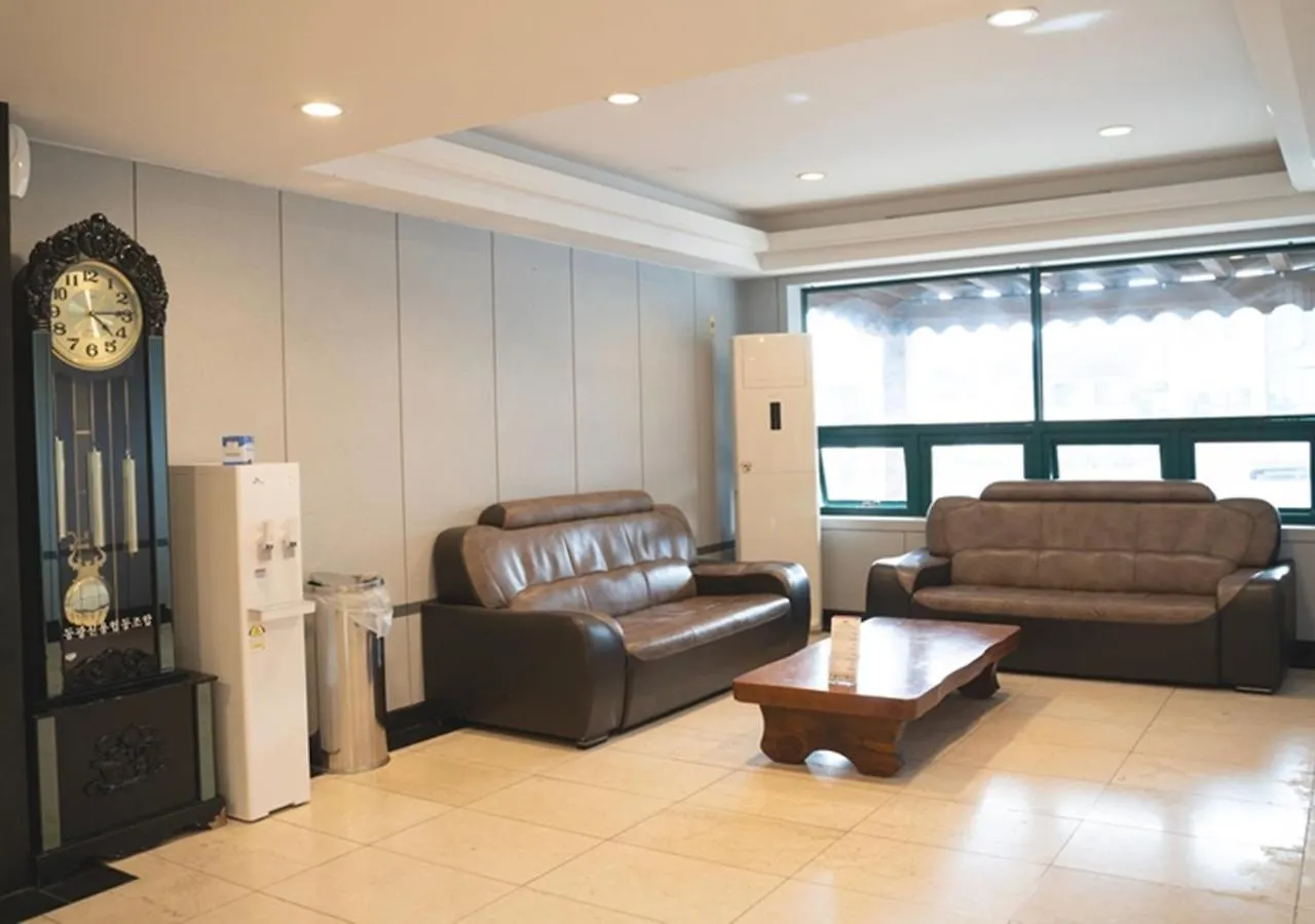 Navis Hotel Jeju 3*,