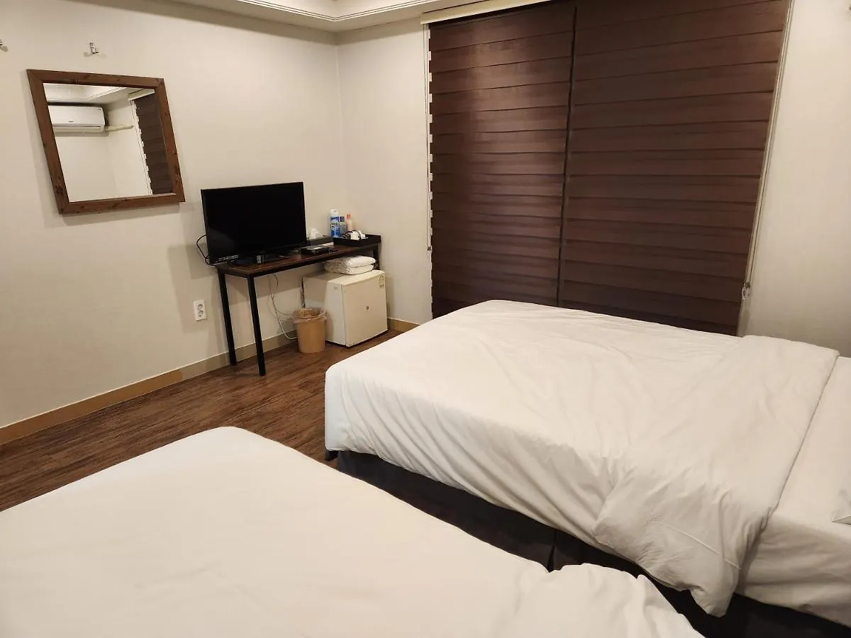Navis Hotel Jeju 3*,